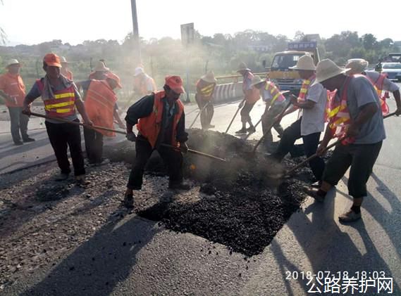 陕西：眉县公路段积极开展雨后路面病害修复工作